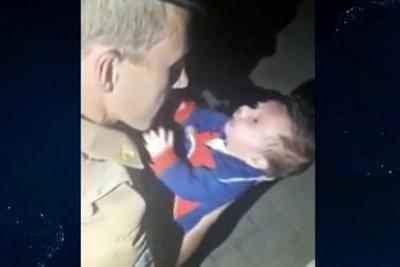 Policiais salvam bebê que estava se afogando com xarope para tosse