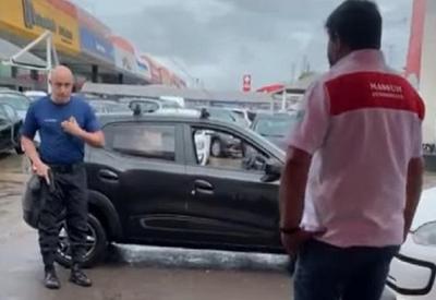 PM armado e vendedor brigam em concessionária de veículos