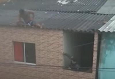 Após agredir mulher, homem sobe em telhado e ameaça se jogar