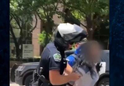 Policial é acusado de assediar mulher durante revista nos EUA