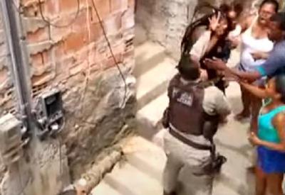 Vídeo: policial militar dá tapa em mulher com criança no colo