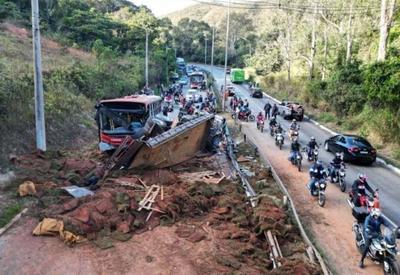 Grávida dá à luz presa em congestionamento após acidente entre ônibus e carreta em Minas Gerais