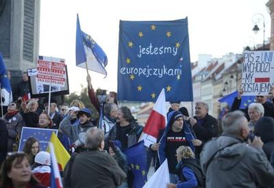 Polônia nega planos de sair da União Europeia após protesto maciços