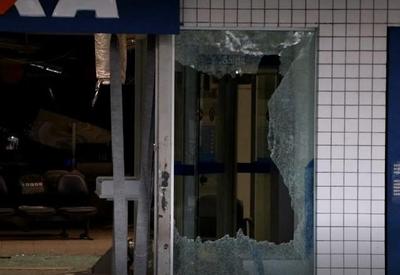Bandidos explodem banco e trocam tiros com a polícia no Rio