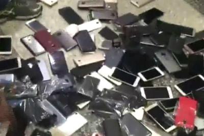 Porteiro e moradora de prédio são presos com 300 celulares roubados