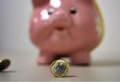 Julho teve mais retiradas do que depósitos em poupança: R$ 3,6 bi