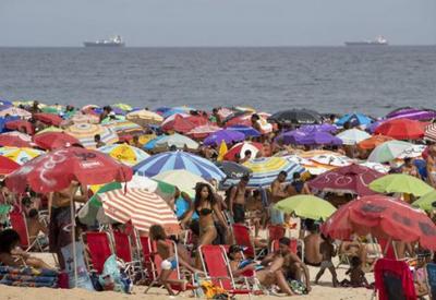 Em dia de forte calor, Rio e São Paulo tem praias lotadas