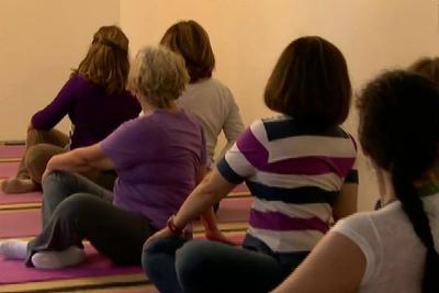Praticar ioga ajuda a preservar o cérebro de mulheres idosas