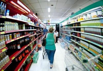 Brasileiros gastaram 19,7% a mais nos supermercados em 2023, diz levantamento