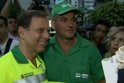 Prefeito de São Paulo se veste de gari pra lançar programa de limpeza