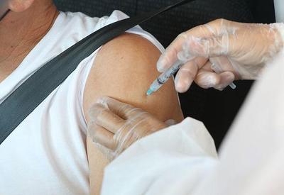 Polícia da Alemanha investiga idoso suspeito de tomar 90 doses de vacina