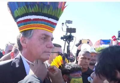 Bolsonaro se reúne com indígenas na Praça dos Três Poderes