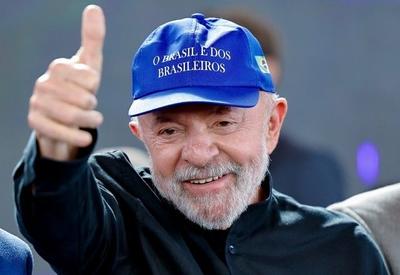 Lula se refere a Bolsonaro como "coisa covarde" e critica tarifaço de Trump