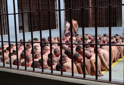Imagens mostram presos mantidos nus em pátio de penitenciária de Formiga