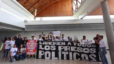 Cerca de 30 presos políticos são libertados na Venezuela após lei de anistia