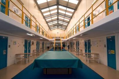 Reino Unido anuncia libertação antecipada de detidos para abrir espaço nas prisões