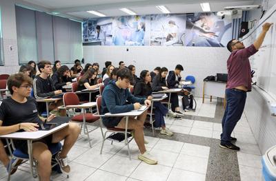 Lula assina MP que aumenta piso salarial dos professores em 5,4% 