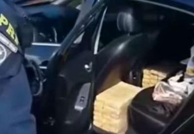 Professora é presa com 392 kg de maconha em carro roubado