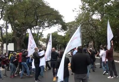 Professores de SP fazem manifestação contra reabertura de escolas