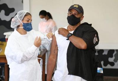 Rio antecipa vacinação e planeja imunizar toda a população até agosto