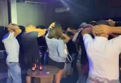 Blitz interrompe festa em choperia com mais de 100 pessoas na zona Sul de SP