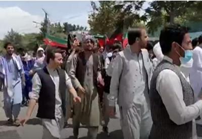 Talibã reprime protestos com violência no Afeganistão