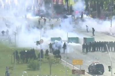 Protesto em Brasília se transforma em violência, depredações e ministérios esvaziados