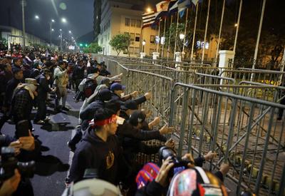Protestos no Peru deixam ao menos um morto e dezenas de feridos após posse de presidente