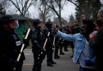Minneapolis tem 3º noite de protestos contra morte de jovem por policial