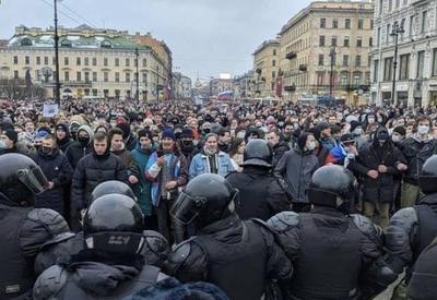 Sobe para 4 mil o número de manifestantes detidos na Rússia