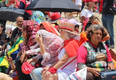 Sob forte sol e sem água, apoiadores de Lula chegam a passar mal