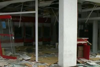 Quadrilha explode caixas eletrônicos de agência bancária no Rio de Janeiro 