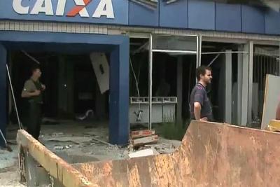 Quadrilha explode caixas eletrônicos no interior do Paraná 
