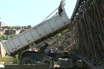 Queda de passarela no Rio foi provocada por caçamba de caminhão