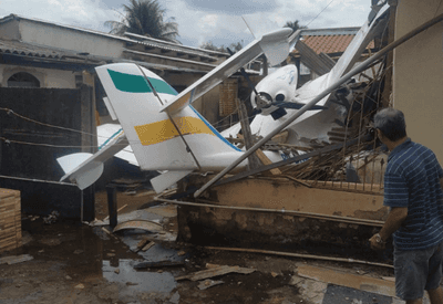 Avião de pequeno porte cai sobre casa em Goiânia