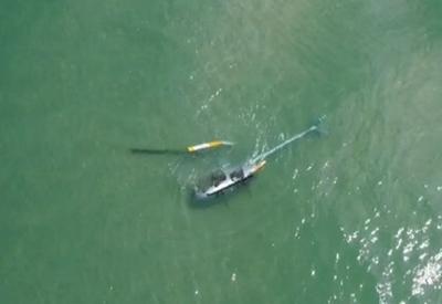 Helicóptero cai no mar da Barra da Tijuca, no Rio de Janeiro