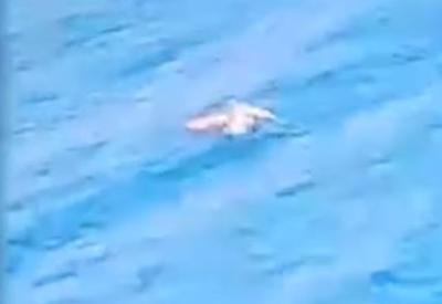 Helicóptero faz pouso de emergência no mar do litoral do RJ