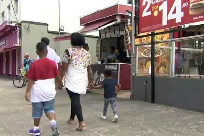 Racismo: Mulher negra é expulsa de lanchonete com os filhos em SP 