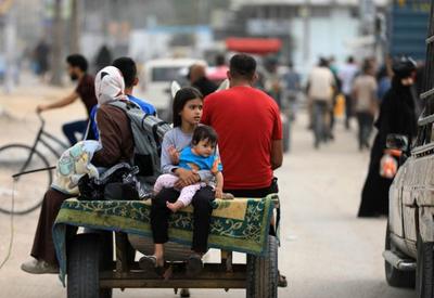 Quase meio milhão deixam o último refúgio palestino com avanço das tropas israelenses
