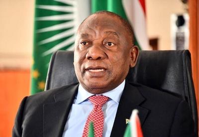 Presidente sul-africano relata sintomas leves após testar positivo para covid-19