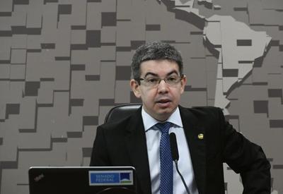 Randolfe vai protocolar ação contra "discurso de ódio" de Bolsonaro nesta 4ª