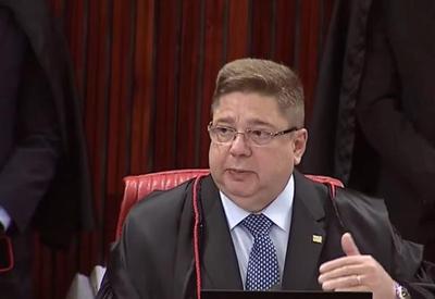 Julgamento de Bolsonaro: ministro vota contra condenar ex-presidente