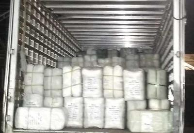 Receita Federal doa 12 toneladas de roupas apreendidas para vítimas em Petrópolis