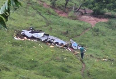 Avião cai e deixa 7 mortos na zona rural de Itapeva (MG)