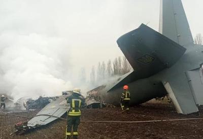 Avião militar da Ucrânia cai com 14 pessoas a bordo