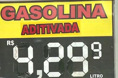 Redução no preço da gasolina não chega ao consumidor 