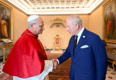 Rei Charles e papa Leão rezam juntos em evento que ocorre pela 1ª vez em 500 anos
