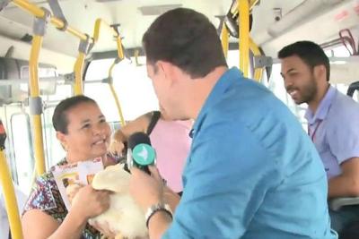 Repórter leva presente de Natal inusitado para passageiros de ônibus