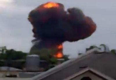 Avião militar com 7 ocupantes cai e explode no Paraguai; Jovem sobrevive