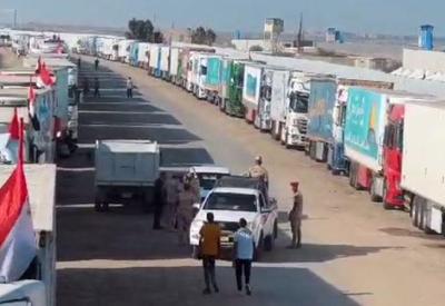 Comboio de caminhões de ajuda humanitária segue esperando para entrar em Gaza